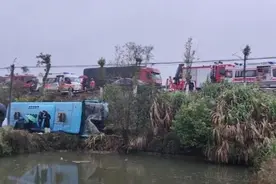 广西桂林一大巴车侧翻致2死6伤图片