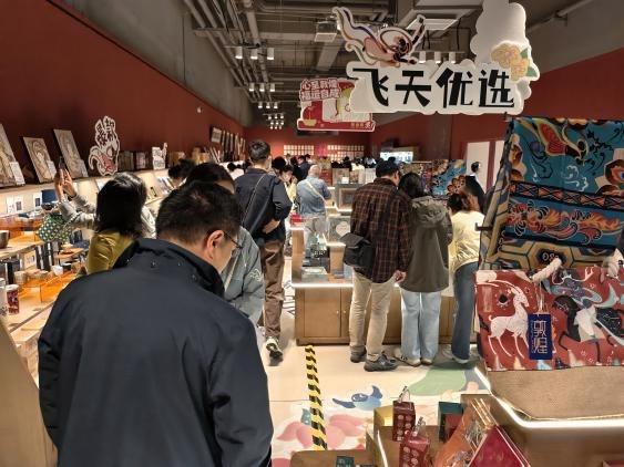 打卡莫高窟牌坊、看洞窟壁画…“何以敦煌·念念回响”公益展首个周末观众过万