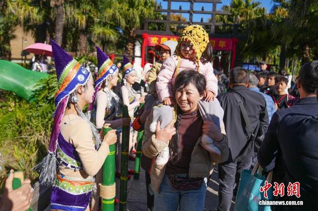 云南昆明：游客“十月年”沉浸式体验哈尼族文化