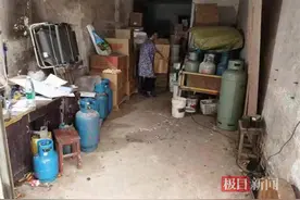 男子将装有多只燃气罐的三轮摩托车放室内充电，行拘！图片