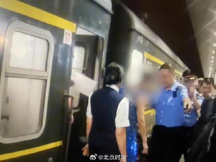 女子持无座票霸占15岁女孩座位，还威胁打110！北京警方：拘