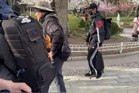 李现加入公园打鸟大爷队伍，网友：设备不如大爷图片