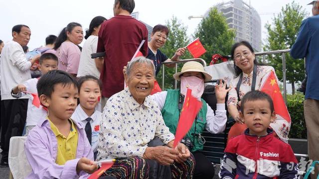 流动的盛典，沸腾的城：10万个你我他的欢腾与热爱
