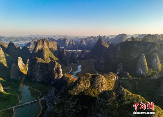 广西贺州：喀斯特峰丛林立宛如壮丽画卷