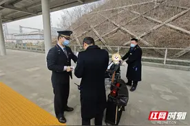 微光 | 旅客突发腹疼，高铁紧急临时停车一分钟图片