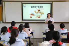 制作艾草养生按摩捶、练八段锦，这群小学生的六一传统味十足图片