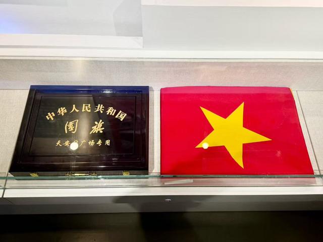 国庆首日，中老铁路开通当日天安门升旗国旗亮相云南铁路博物馆
