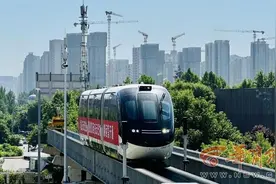 西安云巴开通首日 引来好多老人孩子在无人驾驶车厢打卡“空中之旅”图片