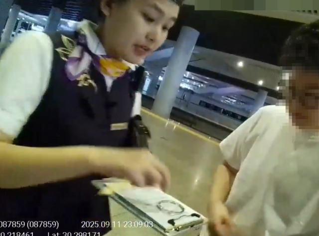 女子坐高铁弄丢价值13.8万元的手镯！连续搜寻未果，4天后在坐垫底下找到