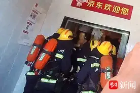 群众被困小区电梯 民警消防联手将人救出图片