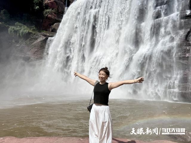 【天眼镜像】赤水丹霞大瀑布实景，游客沉醉山水间