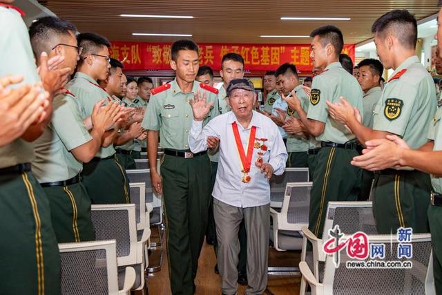 人民子弟兵在战位献礼八一