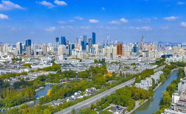 秋染金陵 山水城林入画来