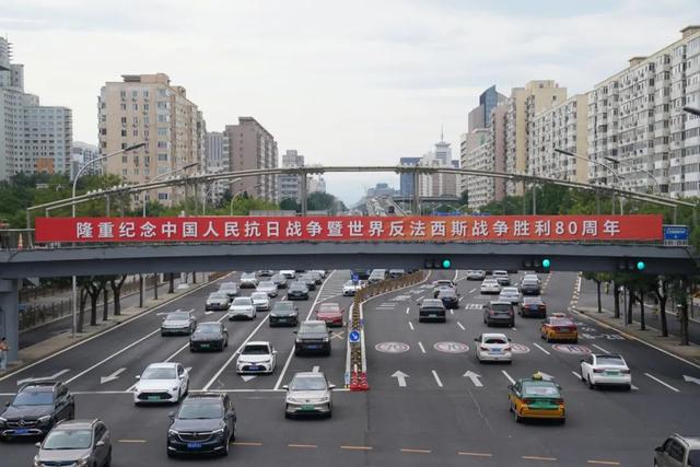 北京将升挂国旗红旗23万面！长安街景观，又上新了→