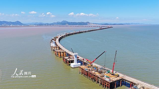 浙江临海：头门港铁路跨海大桥建设正酣