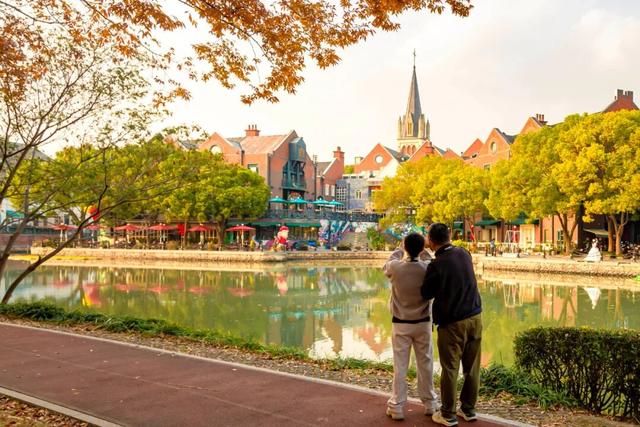 正是银杏金黄时！泰晤士小镇入选市级旅游休闲街区，快来打卡