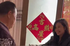 杨妞花与养父直播称打赏将全捐出！此前回贵州赶集为其买苗服图片