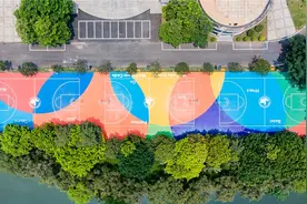 广东东软学院湖边篮球场图片