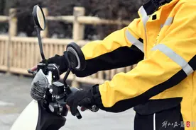 工人日报：一纸健康证如何不再让外卖骑手犯难？图片