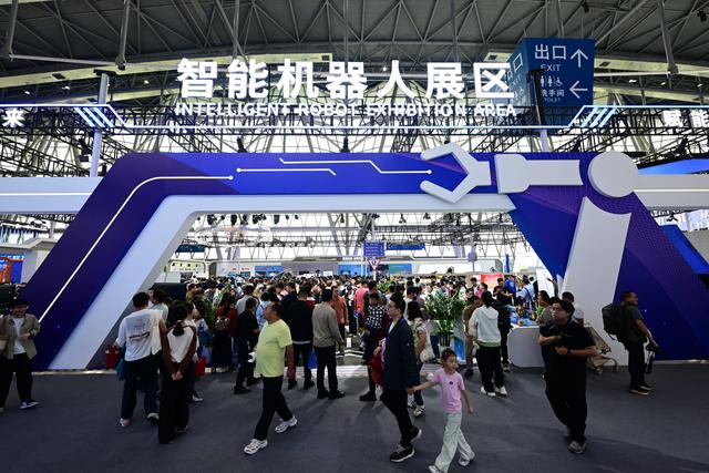 新华全媒+丨在世界制造业大会看机器人大显身手