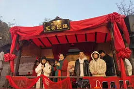 2024未完待续丨开封“王婆”成为顶流后：自己就是普通老太太，刚走红时挺害怕，陷入争议后暴瘦一度想…图片