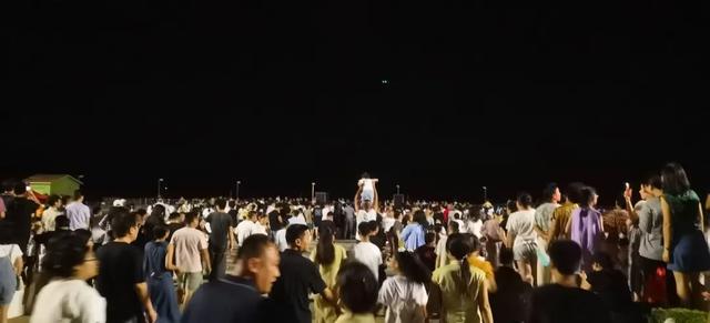 日照刘家湾赶海园千灯之夜盛大启幕，人气爆棚！