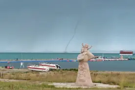 青海湖为何频现“龙吸水”？图片