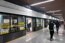 地铁乘客心脏不适求助，TA的暖心行动获赞！图片