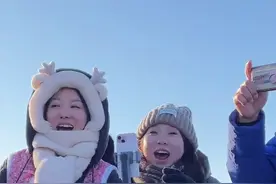 严寒中绽放友谊之花！广东顺德龙舟队在松花江首次“触电冰上龙舟”图片