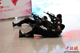 南宁铁路公安局特警枪支战术操表演  展现“特”别风采图片
