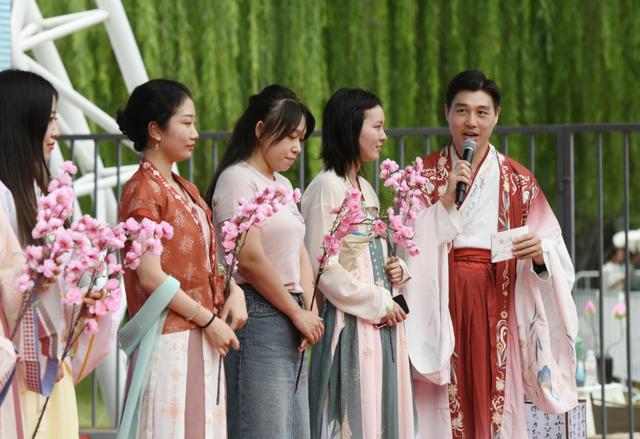 海淀青年古装联谊会举办