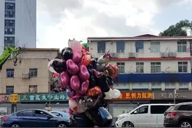 暖心一幕！长沙卖气球女子大风中连车带人摔倒，他们快跑上前帮扶图片