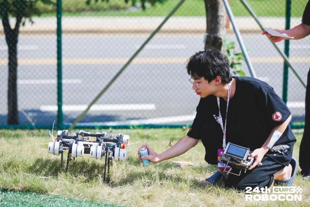 从实验室到竞技场 大学生将机器人赛玩出科技新花样