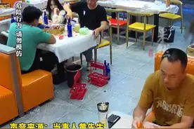 南京一野猪凌晨冲进烧烤店，两名大哥瞬间弹起合力追赶。当事人：我200多斤的身材，怕它？图片