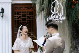 无接亲、无伴娘，极简婚礼成年轻人新宠，有婚庆公司称10对新人有7对选择简化婚礼图片