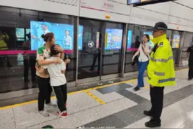 辗转3小时！成都交警冒雨寻回11岁患疾儿童图片