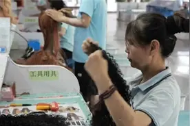 “顶上经济”火了！假发销量飙升 部分售价超万元图片
