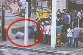 八旬老太排队领超市免费鸡蛋被挤倒身亡，法院：超市承担30%责任，赔偿9.9万多元视频封面
