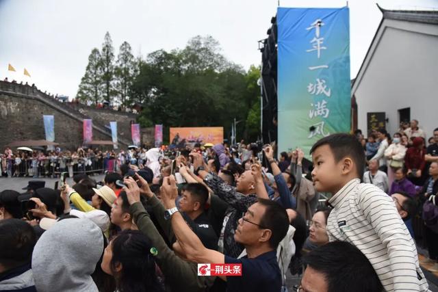 爆火！荆州区双节“人从众”