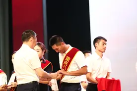 面对落水孩子，这位体育老师义无反顾游进江中图片