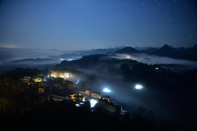 曲靖罗平棠梨凹村：云海漫苗寨，星河落人间