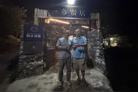 湖北小伙驱车千里为榕江送来1300斤包菜，卸菜后又到食堂当志愿者图片