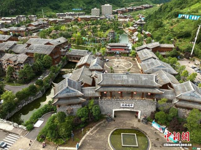 贵州道真：避暑游客畅享仡佬风情