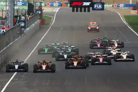 F1中国大奖赛正赛打响，皮亚斯特里首次捧起冠军奖杯图片