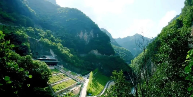 保康尧治河：昔日挖山开矿 今朝保绿生金