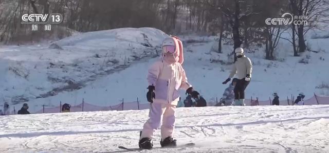 交通“引流”+特色假期点燃冰雪经济引擎 “冷”资源激活消费“热”活力