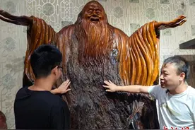 河北武邑返乡大学生探访硬木雕刻文化产业 体验雕刻技艺图片