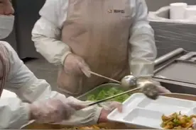 员工提前吃午饭被辞退，“提前几分钟，其他人也这样做”，公司被判赔2万元图片