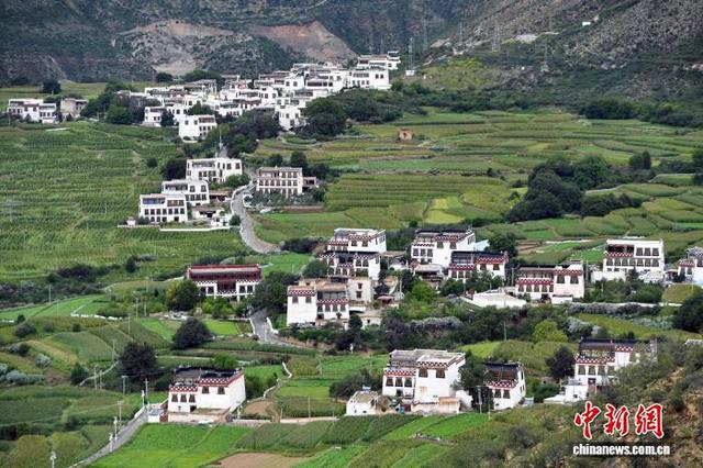 四川乡城：高山脚下的白藏房