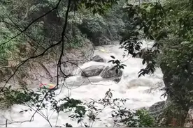 热闻丨惊险+危险！多地漂流项目出现游客落水事件致人员伤亡图片
